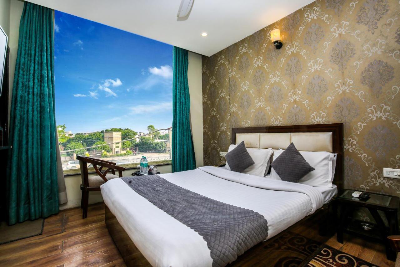 Hotel Wisteria -Main Highway Hotel Zirakpur Exterior foto